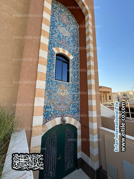 بلاط إيتايل اليدوي يزين واجهة فيلا خاصة في المملكة العربية السعودية بتفاصيل فنية، وطلاء زجاجي زاهٍ، وجودة تدوم طويلًا، www.eitile-co.com