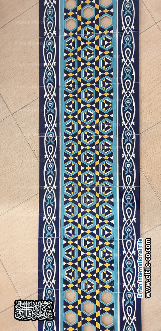 تفاصيل معمارية متميزة من الخزف الإسلامي اليدوي، تجمع بين التهوية الطبيعية والزخرفة الفنية في مشروع ترميم وتراث إسلامي راقٍ. www.eitile-co.com
