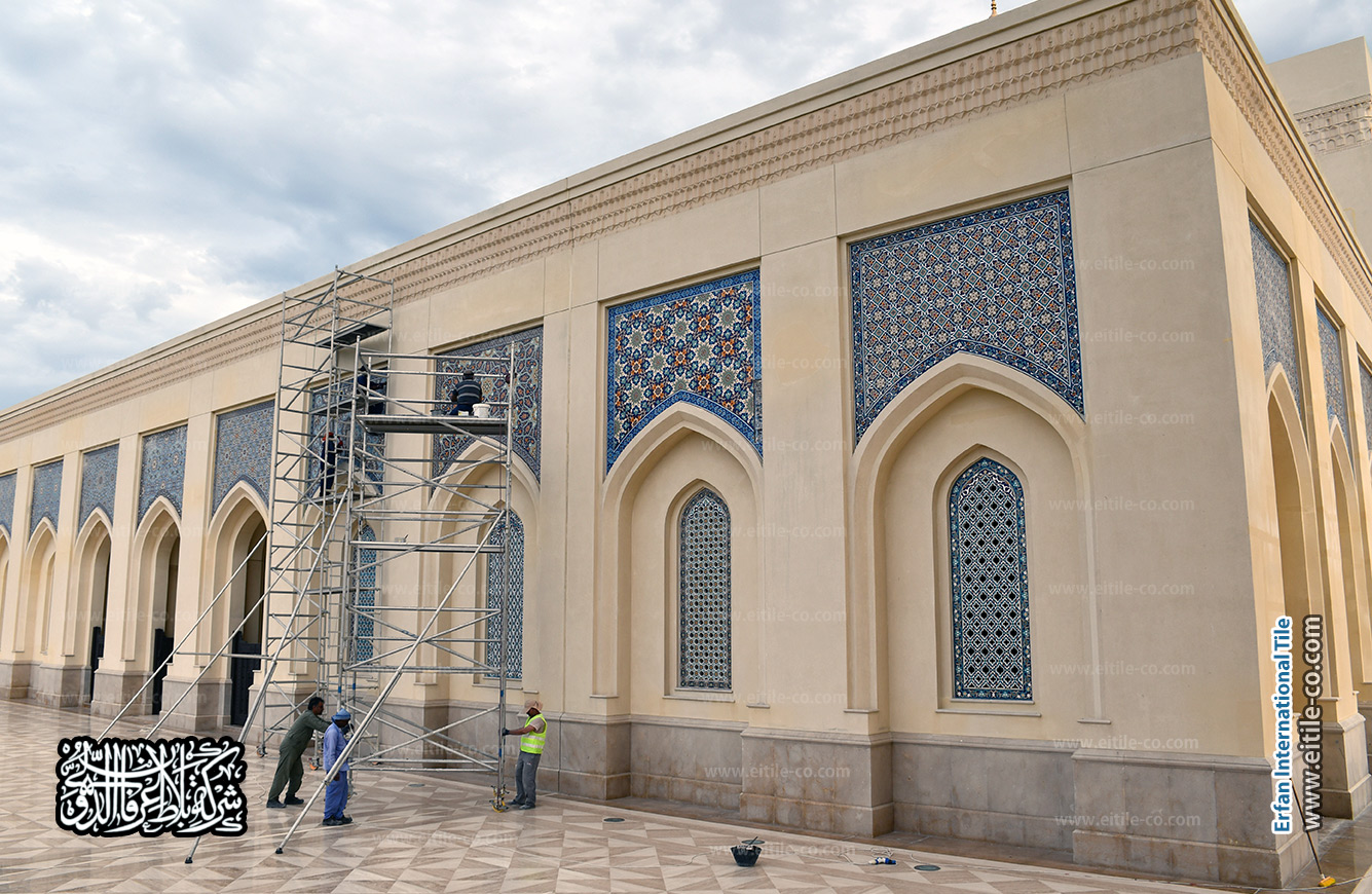 زخارف هندسية إسلامية متقنة تضفي طابعاً فريداً على ألواح التهوية الخزفية. www.eitile-co.com