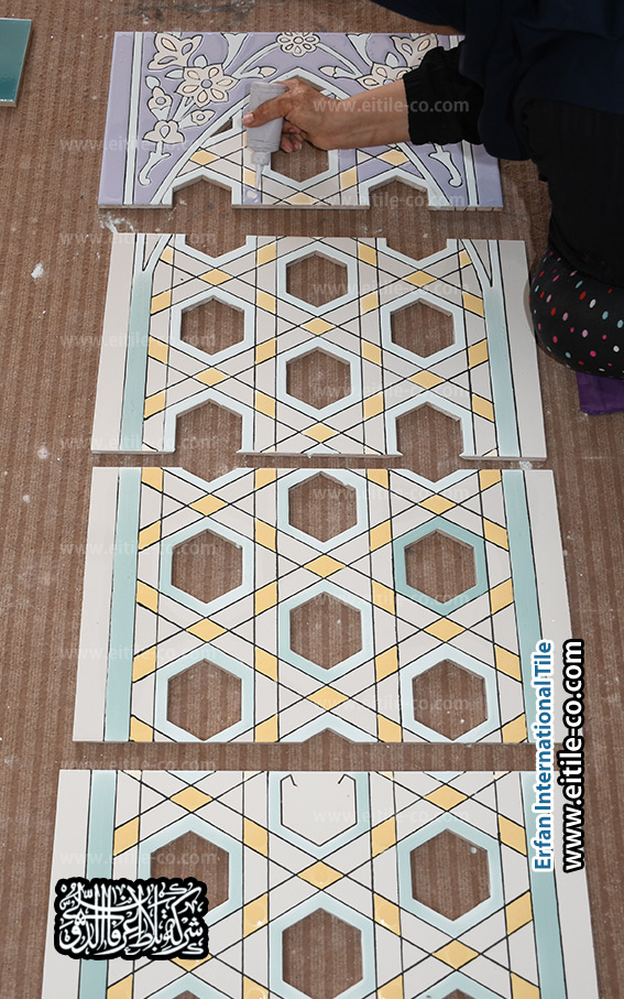 تنفيذ أعمال تصميم وتصنيع وتركيب ألواح التهوية المزخرفة باستخدام بلاطات هفت رنگ اليدوية للحفاظ على القيمة التراثية والمعمارية لضريح الإمام الماتريدي. www.eitile-co.com